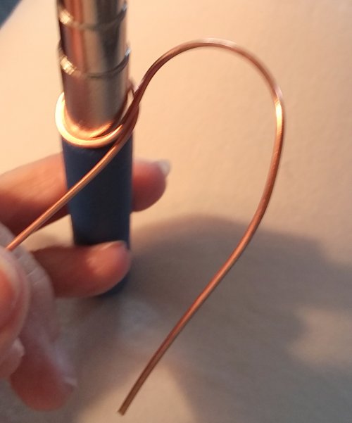 Linda Gale's Echo 8 Link - , Contemporary Wire Jewelry, Lashing, Wire Lashing, Loops, Wire Loop, Wrapped Wire Loop, but also prepares the wire for the modeling needed to make the echo